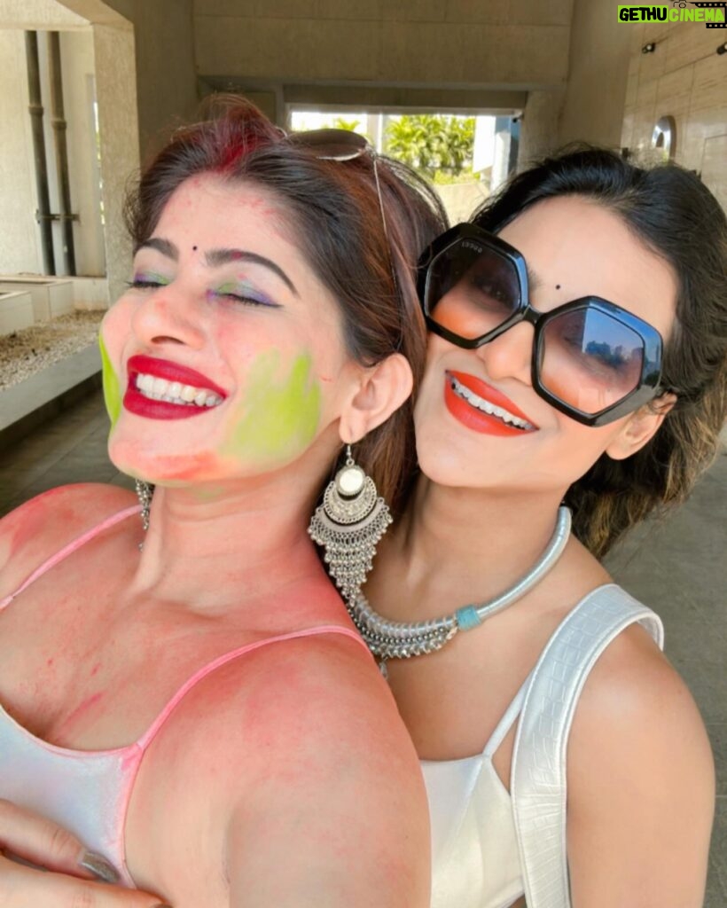 Unika Ray Instagram - Holi party🎨 #unika #love #familytime #friends #frienslikefamily #holi #holievent #holifestival