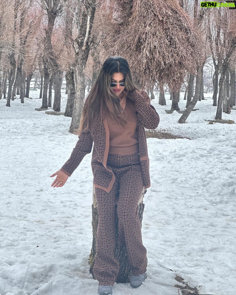 Unika Ray Instagram - Hey stalker! did you enjoy your free visit to my profile from your fake profile today?😝 #unika #kashmir #kashmirtourism #love #moutain #snow