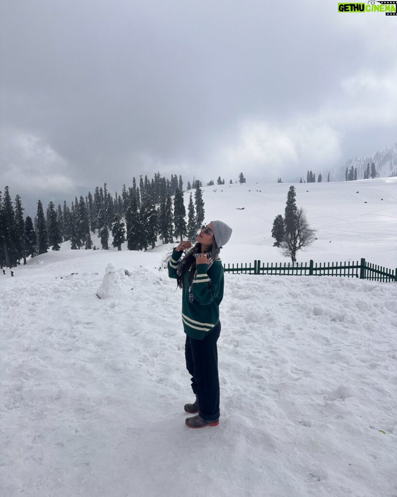 Unika Ray Instagram - Lafzon me tera zikr nahi,par yaadon me tera shor hai❄️ #unika #kashmir #love #gulmarg #travelling #snow