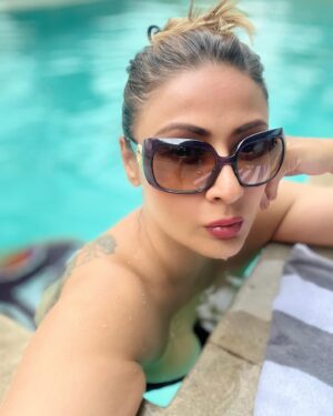 Urvashi Dholakia Instagram - Just another day being a Fool for the Pool 😘🩱 
:
:
#urvashidholakia #summer #heat #pool #time #candid #selfie #lifeisgood #girlstrip #lovingit #travel #staycation #😘