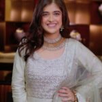 Urvi Singh Instagram - I am at first-of-its-kind ‘Artistry Store’ in South Extension Part-2, #NewDelhi. Experience their ‘Signature Store Services’ and shop from more than 30,000 exquisite jewellery designs. @malabargoldanddiamonds is my to go favourite shopping destination for my special occasion.