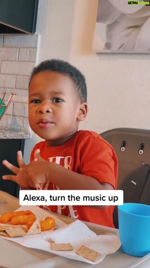 Uzo Aduba Instagram - You’re never to young to join the Beehive 🐝🐝 Repost from @blavity • You better sing it lil man! 😆👏🏾 // 📹: @boops_alot #BlackFamilies #BlackBoyJoy #Blavity