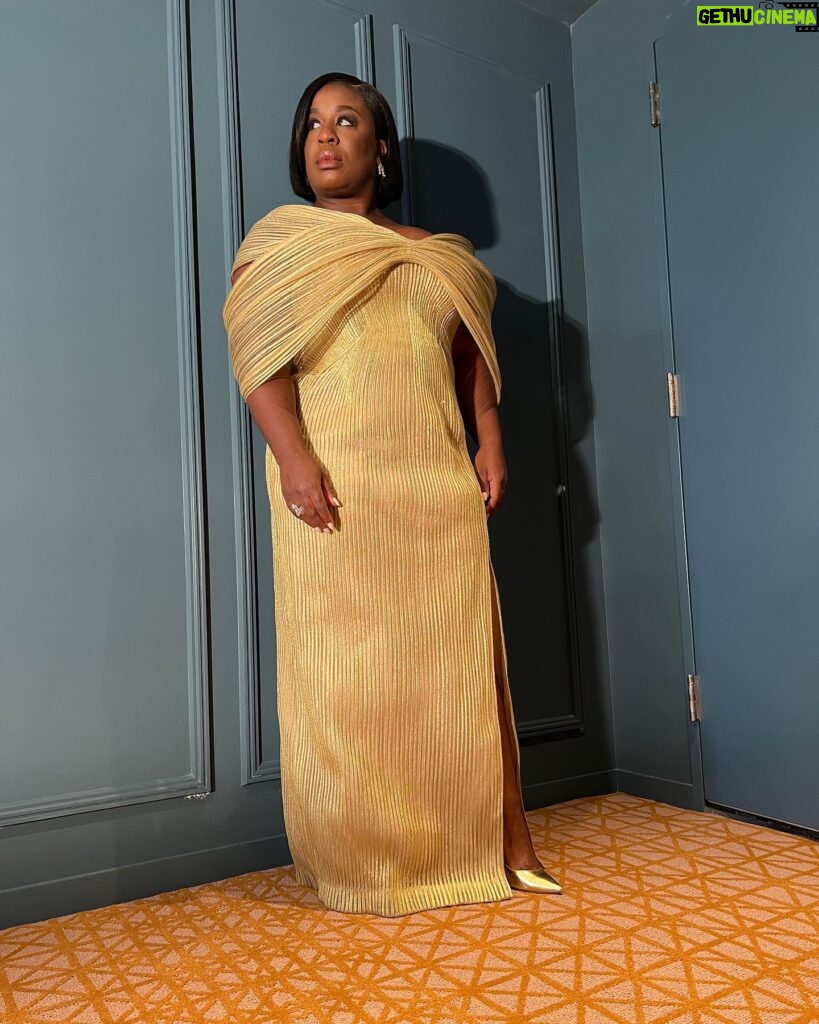 Uzo Aduba Instagram - Baby’s first time✨ #tonyawards Stylist: @shionat Hair: @hairbyromorgan Makeup: @anthonymerante Dress: @congtriofficial Shoes: @louboutinworld Jewelry: @chopard
