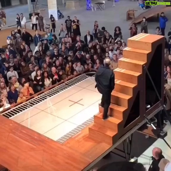 Uzo Aduba Instagram - Try to trust the leap. ❤️ #Repost @earthpix ・・・ @mathieustern got to experience this magnificent show in person of Yoann Bourgeois the world famous French dancer, choreographer, and artist. Watch as Yoann uses this staircase and trampoline in this soothing classical performance. Enjoy! 🎥 @mathieustern 👨‍🎨 @yoann_bourgeois 🎶 Sigur Rós - Olsen olsen
