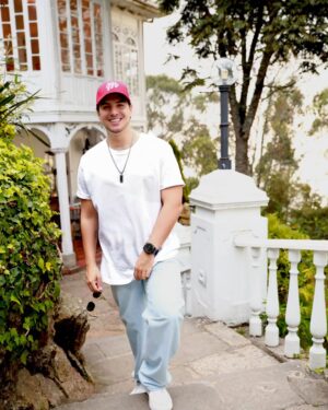 Vadhir Derbez Instagram - Colombia que Chimba! 🇨🇴 🔥🔥 Que cosas me recomiendan ver/hacer/comer? Los Leo 👇🏻