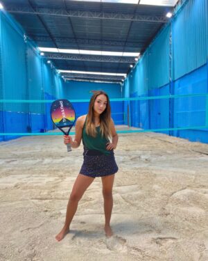 Valentina Oliveira Instagram - Começando o fim de semana com Beach Tennis😛🌈🎾💖 vai lá nos stories ver o quão boa eu sou 🤡