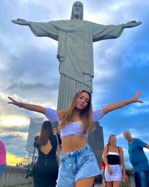 Valentina Oliveira Instagram - Começando 2022 no lugar mais iluminado com a melhores companhias do mundo🤍💫🙏🏻🙌🏻💖