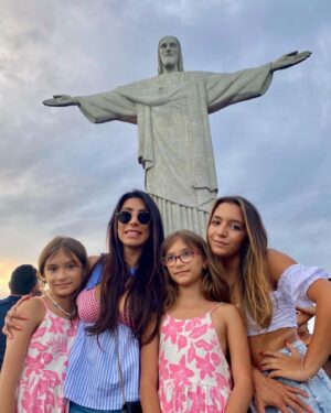 Valentina Oliveira Instagram - Começando 2022 no lugar mais iluminado com a melhores companhias do mundo🤍💫🙏🏻🙌🏻💖