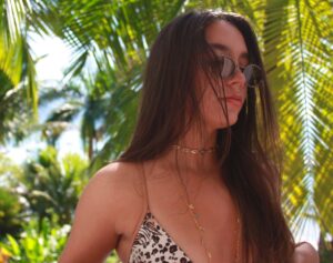 Valentina Oliveira Instagram - meu tipo de inverno🇧🇷🌞✨💦 usando minha marca preferida de biquini @gapazbeachwear 🫶🏼