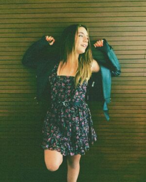 Valentina Oliveira Instagram - you make me boogie in the head⚡️🎞🖤😛

qual é a favorita de vcs??
meee: 2☺️😆