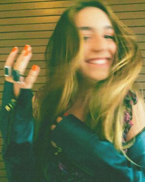 Valentina Oliveira Instagram - you make me boogie in the head⚡️🎞🖤😛

qual é a favorita de vcs??
meee: 2☺️😆