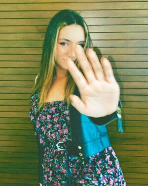 Valentina Oliveira Instagram - you make me boogie in the head⚡️🎞🖤😛

qual é a favorita de vcs??
meee: 2☺️😆