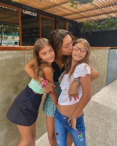 Valentina Oliveira Instagram - irmãs 💚🧚🏻‍♀️🐛🦋☘️🌷🌈⚡️🌟🍒