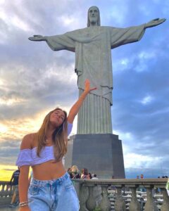 Valentina Oliveira Instagram - Começando 2022 no lugar mais iluminado com a melhores companhias do mundo🤍💫🙏🏻🙌🏻💖
