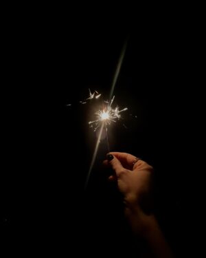 Valentina Romani Instagram - Queste sono una serie di cose che ho capito quest anno:
che mi piace la luce, che mi piacciono i riflessi e che purtroppo o per fortuna, il tempo passa (se ho capito bene). 
Poi ho capito anche che tante cose non le capirò mai e va bene così. 
Daje 2024 🪄