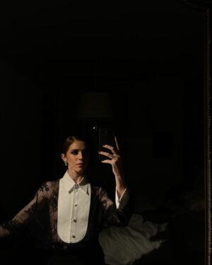 Valentina Romani Instagram - Queste sono una serie di cose che ho capito quest anno:
che mi piace la luce, che mi piacciono i riflessi e che purtroppo o per fortuna, il tempo passa (se ho capito bene). 
Poi ho capito anche che tante cose non le capirò mai e va bene così. 
Daje 2024 🪄