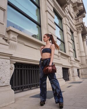 Valentina Romani Instagram - Walking around Milan 
@etro 
@marcodevincenzo 

#EtroVelaBag #adv