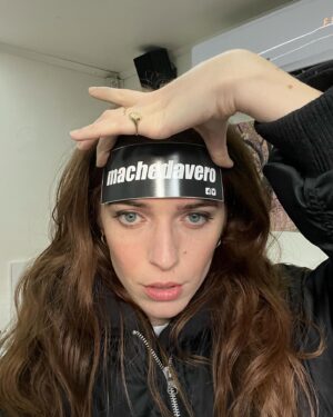 Valentina Romani Instagram - Queste sono una serie di cose che ho capito quest anno:
che mi piace la luce, che mi piacciono i riflessi e che purtroppo o per fortuna, il tempo passa (se ho capito bene). 
Poi ho capito anche che tante cose non le capirò mai e va bene così. 
Daje 2024 🪄