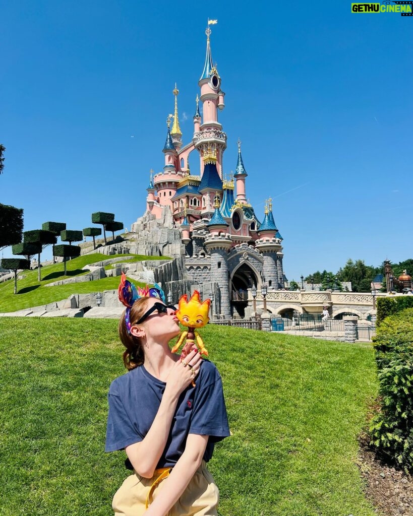 Valentina Romani Instagram - Sono dentro un sogno 🩵✨🧚‍♀️🫧 @disneylandparis #DisneylandParis30 #SuppliedBy