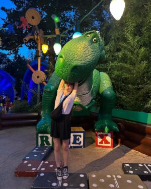 Valentina Romani Instagram - Sono dentro un sogno 🩵✨🧚‍♀️🫧

@disneylandparis 
#DisneylandParis30
#SuppliedBy