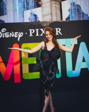 Valentina Romani Instagram - Ieri sera a Roma c’è stata l’anteprima di Elemental, il nuovo film Disney Pixar diretto da @petesohn18 che uscirà nelle sale il 21 giugno. 
Prestare la voce al fuoco, la mia Ember, è davvero un sogno che si realizza. 
Grazie ai miei adorati @massimilianomanfrediofficial , @mg.napolitano e @chris.murgia per avermi preso per mano e aver reso possibile questa magia. 
E grazie a @stefanodemartino 
Grazie alla famiglia Disney. 

Grazie 
@studiosegre 
@_giadagiordano 
@pamela.maffioli 
@womentalentsmilano 
@clascutti 
@t.b.beauty 
@moschino 

Ph @virginiabettoja @giulia_parmigiani_photography 

Ci vediamo al cinema.. per alimentare la nostra luce ❤️‍🔥