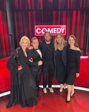 Valentina Rubtsova Instagram - Ну какой вчера был грандиозный вечер в @comedyclubru 👍Скоро всё увидите на @tnt_online 🤩А пока насладитесь фотографиями золотого состава сериала «Универ»😍🌟🌟🌟❤️