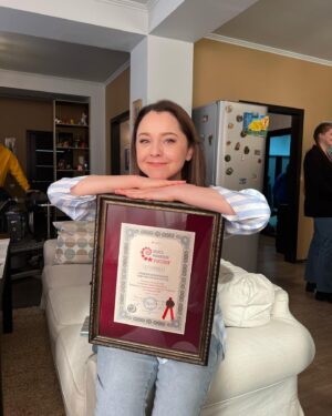 Valentina Rubtsova Instagram - ⚡️Дорогие зрители! Наш сериал «САШАТАНЯ» попал в Книгу Рекордов России 🇷🇺 💪 И это произошло благодаря каждому из вас,вашей любви,вашему вниманию и ,конечно,нашей уникальной супер-команде! ❤️💪 С радостью и гордостью принимаем поздравления в новом статусе « Самый продолжительный спин-офф сериала в России» Урааааа!!!🎉