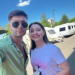Valentina Rubtsova Instagram - Актерская дорога непредсказуема!Сегодня мы снимаем в @arena.snegir и тут я узнаю,что на втором этаже находится уникальная школа мюзикла @ovation_school Дмитрия Ермака @ermak_dmitri блистательного артиста мюзиклов и кино!🌟Конечно же я побежала на «разведку» ,и увидела школу о,которой я мечтала с детства!Школу,в которой дети занимаются любимым делом в прекрасных условиях!В нашей стране это вообще уникальный случай,жанр мюзикла по-прежнему молодой,и таких школ просто нет,но у нас столько невероятных артистов,которые тут делятся своим опытом!Вообщем ,жителям Новой Москвы и деревни Марушкино несказанно повезло!Берите своих деток и открывайте им удивительный мир мюзикла!🎼В школе @ovation_school P.S открывайте сторис там много интересного о нашей встрече с юными артистами💫