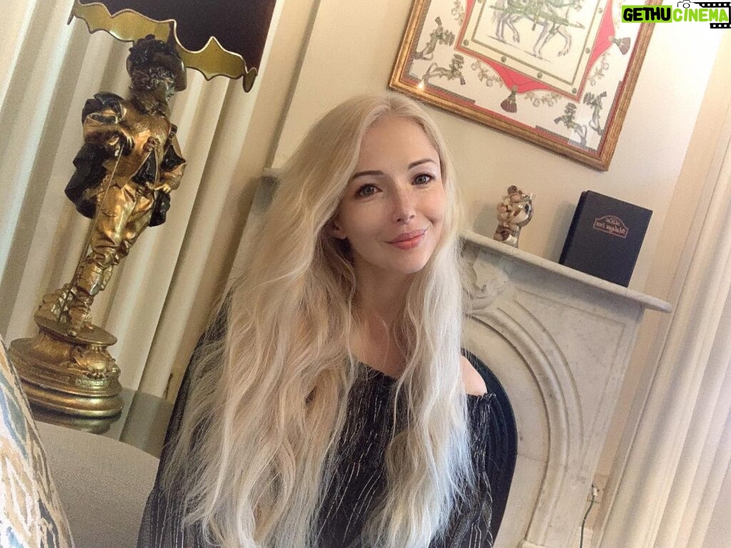 Valeria Lukyanova Instagram - Сегодня весь вечер вспоминала некоторые главы из моей книги «Атлантида» И захотелось сделать вам небольшой подарок для тех кто интересуется моим учением в течение пяти дней при вступлении в общество Меркаба эта книга будет идти просто в подарок! Решила сделать такую акцию для тех кому действительно интересно Атлантида… Эту книгу я давно уже не продаю поскольку такие знания едва ли можно продавать но для людей интересующихся прошлыми цивилизациями даю гарантию что вы найдёте для себя очень много инсайтов. Хочется чтобы эта книга была действительно у достойных людей , а не у кого попало. ⚜️ Книга получилась изумительная, и очень, очень мистическая. Она ценна тем, что это не фантастика и не вымысел. Это мои воспоминания. И самое интересное, что пока я ее писала, воспоминания продолжали приходить. Словно ты цепляешься за один кусочек, описываешь, как вдруг раскрывается целая мозайка событий. Это невероятно. Я ощутила такой многогранный опыт. Калейдоскоп событий и самых разнообразных ощущний, от ужаса до невероятной эйфории! Читая эту книгу можно погрузиться во все события и пережить их настолько ярко, насколько только возможно, словно прокатившись на экстремальных, американских горках. 🦋 Эта книга мне очень дорога и она уж точно не для зевак, в для истинных ценителей такой литературы. Ни слова не было приукрашено или придумано, все описывалось как есть, и даже немного приуменьшено, т к величие Атлантиды НЕВОЗМОЖНО описать словами!!!! десятки стихов и несколько песен, которые я уже написала о моей Любимой Атлантиде так же не сравнятся с ее подлинной Силой и Мощью! Поэтому даже не думайте, что в этой книге вы сможете ощутить все досконально. Нет. Но вы сможете настроится лишь на мою волну, если у вас есть такая способность, и тогда, быть может, вы сможете пройти в тот энергетический портал, в Хроники Акаши, и заглянуть за завесу событий того времени. ⤵️⤵️⤵️ #атлантида #атлант #атланты #аматуе #валериялукьянова #vril #anunaki