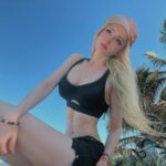 Valeria Lukyanova Instagram - Как правило, людям очень тяжело расстаться со своими любимыми пищевыми привычками или укладом жизни в котором они черпают удовольствие , даже если это очень вредно . В итоге начинаются проблемы со здоровьем , но вы не связываете 2 фактора , ваши привычки от которых вы не хотите отказываться и потерю здоровья . Вы готовы врать себе , жертвовать собой , но почему ? Об этом расскажу на вебинаре в среду . Подробности в моей группе по ссылке в профиле . #вредныепривычки #силаволи