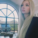 Valeria Lukyanova Instagram - Сегодня очень грустный день , потянуло на философию . Когда человек приходит в этот мир , ему рассказывают и вводят в курс дела , как надо тут себя вести . А если вздумаешь думать и делать иначе , люди быстро отобьют всю охоту идти против правил, они как церберы системы . Следят . Я долго думала почему медики скрывают некоторые очевидные вещи, как так? Лишь со временем я поняла , что ими изнутри нечто управляет , по одной программе. Это по типу людей , которые говорят разными словами НО ВСЕГДА одно и тоже и если начинаешь им противоречить и показывать иную точку зрения , они либо впадают в агрессию , либо просто зависают , не могут поддержать тему , и ты понимаешь что это не настоящие люди… это кто-то кто очень похож на людей , но у них один разум на всех. Роевое мышление и нет индивидуального сознания. И примерно к 20 годам ты уже чётко знаешь что нет никакой гарантии насчёт того чтобы встретить ещё одного человека который способен думать свободно и анализировать то что у нас окружают отвергая жесточайший критики все истины , которые превентивно нам навязали после рождения. #истина #путь #аматуе #мудрость