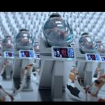 Valeria Lukyanova Instagram - НОВЫЕ ТЕХНОЛОГИИ - искусственная матка. Концепт является детищем берлинского молекулярного биотехнолога и «научного гуру» Хашема Аль-Гайли. Он рассказал, что такая искусственная матка позволит бесплодным парам зачать детей и стать настоящими биологическими родителями, без вмешательства суррогатного материнства, где матери часто награждают нежелательными генами или вовсе потом требуют видится с ребенком, обходится без них гораздо удобнее, все это убирает всякую вероятность врожденных дефектов. По его подсчетам, одной такой клиники будет достаточно для целой страны. Хотя в перспективе, конечно, если популярность сервиса будет расти, сеть этих «маток» придется расширять. В Китае же, искусственная матка вынашивает 500 эмбрионов, а робот следит за их развитием, так китайские ученые собрались увеличить рождаемость. Эмбрионы помещают в специальный контейнер — подобие матки. За ними круглосуточно «ухаживал» искусственный интеллект. В проекте сооружения предусмотрено 75 хорошо оборудованных лабораторий, каждая из которых вмещает до 400 капсул для выращивания эмбрионов. Эти капсулы предназначены для точного воспроизведения условий, существующих внутри матки матери. В итоге в одном здании смогут инкубировать до 30 000 младенцев в год. Капсулы оснащены экраном, на котором в режиме реального времени отображаются данные о развитии ребенка. Эти данные будущие родители также смогут просматривать через приложение для смартфона.👇🏻👇🏻👇🏻 #искуственныйинтеллект #искуственнаяматка #трансгуманисты #трансгуманизмнаступает #трансгуманист #человекслужебный #валериялукьянова