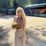 Valeria Lukyanova Instagram - ☝🏻 🏛 приглашаю вас в свой новый марафон «возврат энергии»🏛 который начнётся завтра 🔥💜 ☝🏻🧘‍♂️Мы с вами будем использовать рацион магического питания, Все участники получат подарок мою новую книгу, где описана система питания , для открытия сверх способностей: интуиция , яснознание, выход в астрал , телепатия и воздействие на событийность в нужном вам ключе . ⚜️ Вы поймёте и осознаете четко, тот путь по которому вам стоит идти. У вас повысится осознанность и воля, вы будете получать удовольствие от каждого дня своей жизни в котором вы будете заниматься любимым делом но для этого необходимо вернуть всю энергию и без этого никак ! Количество ваших половых партнёров — напрямую влияет на нашу жизнь прямо сейчас. Вы не можете понять , что случилось , ведь вам никто не говорил, что половые партнёры могут до 7 лет высасывать из вас энергию , даже если вы прекратили общение. Таким образом в вашей жизни образуется застой , цикл повторяющихся событий , он не дает прорваться на новый уровень реальности, и в последний момент все обрывается . Причина в том , что вам не хватает собственной энергии , которую из вас каждый день кто-то высасывает. Кто-то живёт на вашем ресурсе. Необходимо перекрыть этот поток чтобы энергия вернулась обратно к вам. Вначале жизни нам дана энергия , для реализации всех наших Талантов и предназначенный! И этой энергии всегда хватает! Но если вы отдаете ценный ресурс потом вы не можете себя реализовать долгие годы! Необходимо вернуть себе все свои ресурсы! И в вашей жизни будет разрыв незамедлительно! Уже в первую неделю участников есть ощутимые результаты! Мы прорабатываем все энергетические центры , Очищаем их и запускаем , как единый организм! Также прочищают все чакры на уровне органов. Побочный эффект - это омоложение и поднятие энергии жизни! Директ 🍒 #трансгуманист #возвратэнергии #маг #магия #славянка #омоложения #чакры #аура