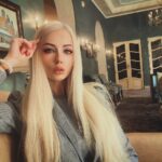 Valeria Lukyanova Instagram - Боятся старости - это РАЦИОНАЛЬНО. Прекратите врать себе, что это норма. Это ЧУШЬ , вы боитесь старости, хотите не думать об этом, но это не конструктивно. Этот страх он защищает человека от бездумной , потребительской жизни неразумного навязанного социумом выбора без выбора, проматывания жизни на общепринятые не дающие радости "ценности", на бесполезные глупости, такие , как вредные привычки, мусорная еда, неразборчивые связи, слив своего времени на сериалы или игры, соцсети или просмотр развлекательного контента. Слив на других , на хейт. В то время, как ваша собственная РЕАЛЬНАЯ жизнь и молодость проходит где-то за окном. Наверное, обидно осознавать это? Именно поэтому вы стараетесь не думать об этом, ведь это так неприятно. В тоже время эти секунды не вернуть, и пока такие , как я молодеют, вы неуклонно стареете, каждую секунду , все старее, и старее. Но , любой страх – это защита. Не каждый человек понимает, что вообще с этим надо делать. В данном случае это защита от последствий неразумного планирования своей жизни, неверных судьбоносных решений и недальновидного выбора... И что вы делаете с этим страхом? ПРАВИЛЬНО, агрессируете на тех , кто младше , успешнее и лучше вас по всем параметрам. Ко мне на страницу часто заходят люди и начинают оскорблять , которые зацикленны на страхе своего старения. Они утверждают, что по документам младше меня, но биологически, внешне, выглядят на 10-15 лет старее, и они злостно строчат комментарии о том, что я старушка, молодость ушла, о том что я им завидую,( хотя я их не знаю и не интересуюсь женщинами стеднестатистической внешности без единой заслуги в жизни - живущие жизнью ботов, это они ко мне приходят на страницу, так что не ясно, логически, как я могу им завидовать , если я их не знаю) и они являются мягко говоря не моего поля зрения уровень. Моя группа омоложению находится по ссылке в профиле вступайте🥰 Продолжение в следующем посте … #валериялукьянова #аматуе #красиваядевушка #тонкаяталия #молодаякожалица