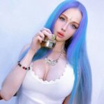 Valeria Lukyanova Instagram - Глубоко увлажняющий nano-крем AVALON с самым эфективным увлажнителем кожи - полиглутаминовой кислотой🩵 «Живая вода» ) ☝🏻Полиглутаминовая кислота: 🩵 Эффективно захватывает и удерживает влагу; 🩵 Помогает повысить уровень и расширить функциональные возможности кожной гуалуроновой кислоты, ингрибирует гиалуронидазу 🩵Повышает уровень собственного НУФ 🩵 Способствует поддержанию и улучшению структурной целостности КОЖИ 🩵 Повышает увлажненность И эластичность КОЖИ 🩵 Улучшает эластичность и микрорельеф кожи 🩵 Уменьшает трансэпидермальную потерю воды 🩵 Оказывает антистрессовое воздействие (успокаивающий и противоспалительный эффект). 🩵Подавляет выработку меланина, обеспечивая мягкое отбеливание КОЖИ 🩵Оказывает анти-оксидантное действие против свободных радикалов. В креме, в синергии с полиглутаминовой кислотой,на здоровье и молодость кожи так же работают - низко- и высокомолекулярная гиалуроновая кислота, мультиминеральный активный комплекс, состоящий из магния, цинка, меди и кальция, которые стимулируют клеточную энергию и общий обмен веществ. Способствует клеточному обновлению, восстановлению жизнеспособности клеток, тормозит процессы старения кожи, предотвращает образование морщин и придает упругость коже. Это отличный и эффективный крем для ежедневного ухода за вашей кожей. Для заказа, пишите в Директ💌 #омоложениелица #молодостьлица #молодаякожа #молодостькожи