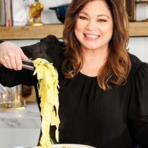Valerie Bertinelli Instagram - It has been one of the huge joys in my life to bring you this sweet little show, and I wish it wasn’t so, but the final season of Valerie‘s Home Cooking start airing tomorrow on @foodnetwork 
We loved making every single episode for you 🤍 and I will really, really miss it. Thank you so much for watching! 💋♥️
