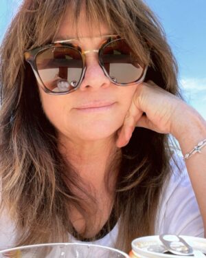 Valerie Bertinelli Instagram - It’s not having what you want, it’s wanting what you’ve got. 🧡 Summer may not be my favorite season, but Sheryl Crow’s wise words can apply to absolutely everything in life. 😎 So I’m crackin’ open a bevy, nonalcoholic ofc, and enjoying what is. And since I know some of you will ask, my sunny’s are @peepers 
Happy Sunday & happy day 30! #dryjuly