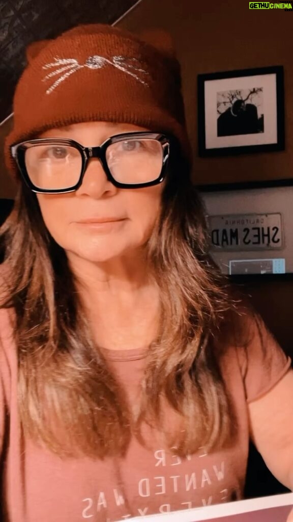 Valerie Bertinelli Instagram - Tomorrow, 12/20 on @talkshoplive I’ll be talking all about my new cookbook 👩🏻‍🍳 📕 Come join me! Link in bio 🔗 & story #indulge 🐱 beanie: @catladybox