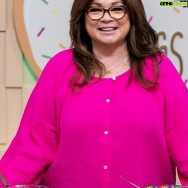 Valerie Bertinelli Instagram - Attention! 🍪 This is NOT your grandma's cookie, that's for sure! 👵🏻 Together, @Duffgoldman and I challenge the next generation of young chefs: put your spin on one of the hottest trends of the moment, the loaded super cookie! 💥 We've asked for two distinct kinds of outrageous cookies to be baked in large quantities. ✨ In this crucial semi-final round, more is better regarding toppings, filling, and frosting! Yummy! 😝 Tune-In MONDAY 8PM on @Foodnetwork @Dicoverplus!! 💕