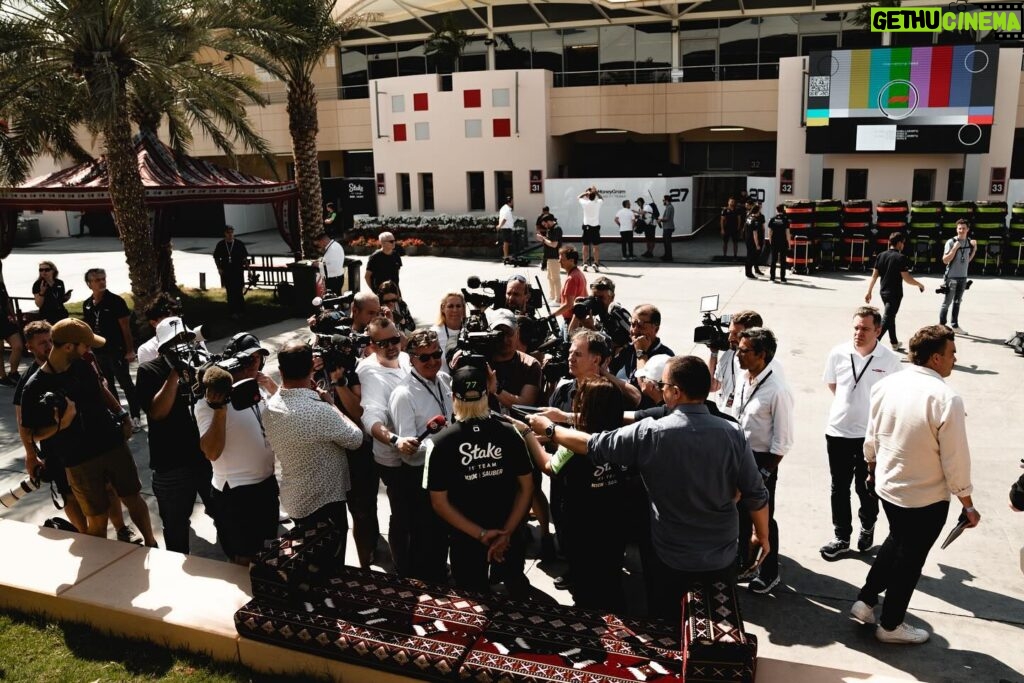 Valtteri Bottas Instagram - Ready. Lets go! 🏁 #VB77 #F1 #BahrainGP 📷 @thomas_maheux