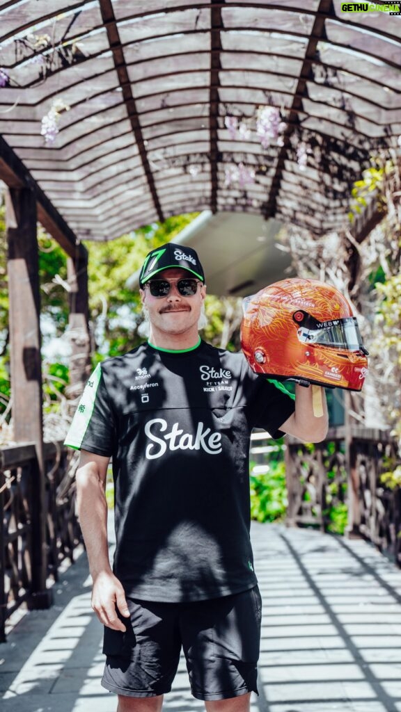 Valtteri Bottas Instagram - The year of the dragon 🐲🔥 Chinese GP 2024 @stilo_official helmet designed by @tiffanycromwell 🇨🇳 #VB77 #F1 #ChineseGP 🎥 @seyaeggler