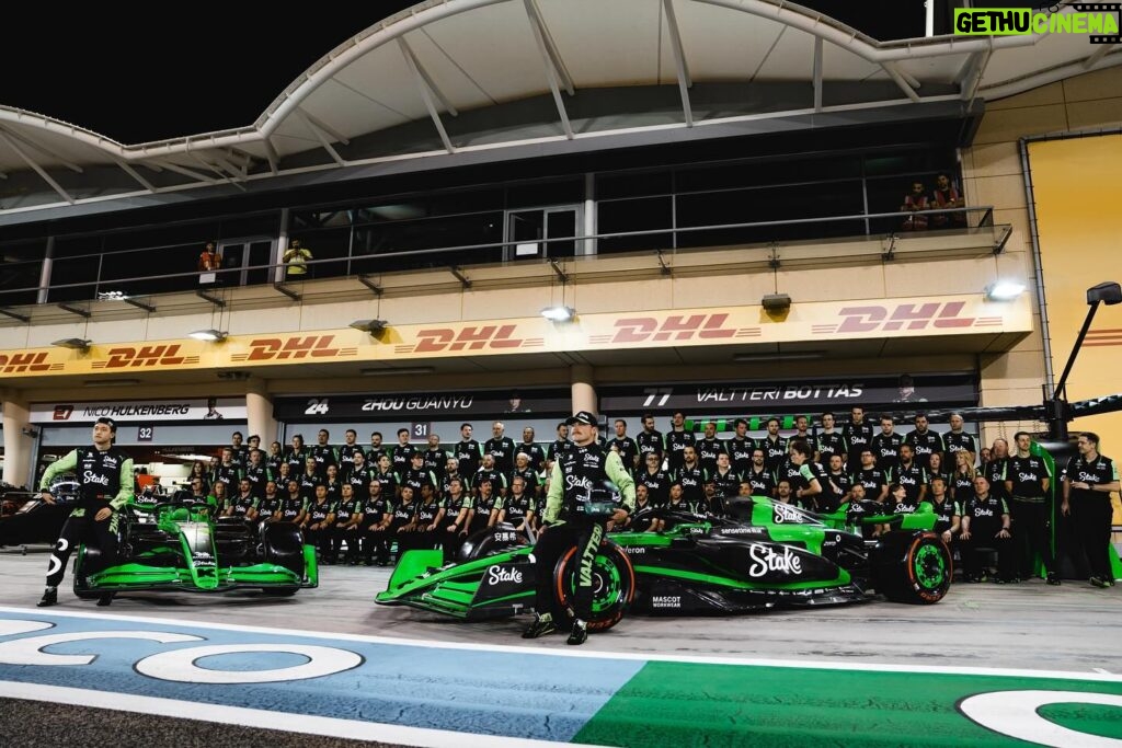 Valtteri Bottas Instagram - Ready. Lets go! 🏁 #VB77 #F1 #BahrainGP 📷 @thomas_maheux