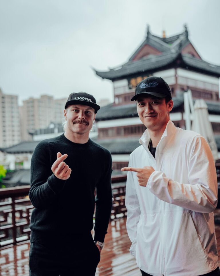 Valtteri Bottas Instagram - Shanghai tour by the local hero 🇨🇳 #VB77 #F1 #ChineseGP @zhouguanyu24 📷 @seyaeggler