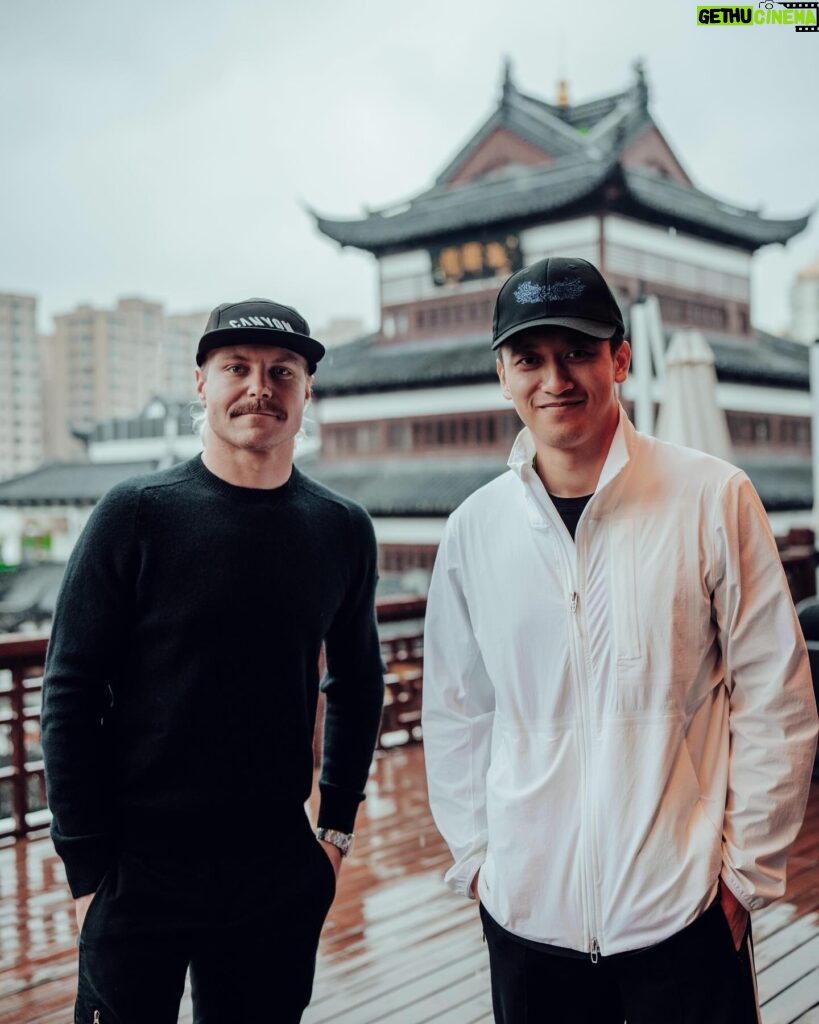 Valtteri Bottas Instagram - Shanghai tour by the local hero 🇨🇳 #VB77 #F1 #ChineseGP @zhouguanyu24 📷 @seyaeggler