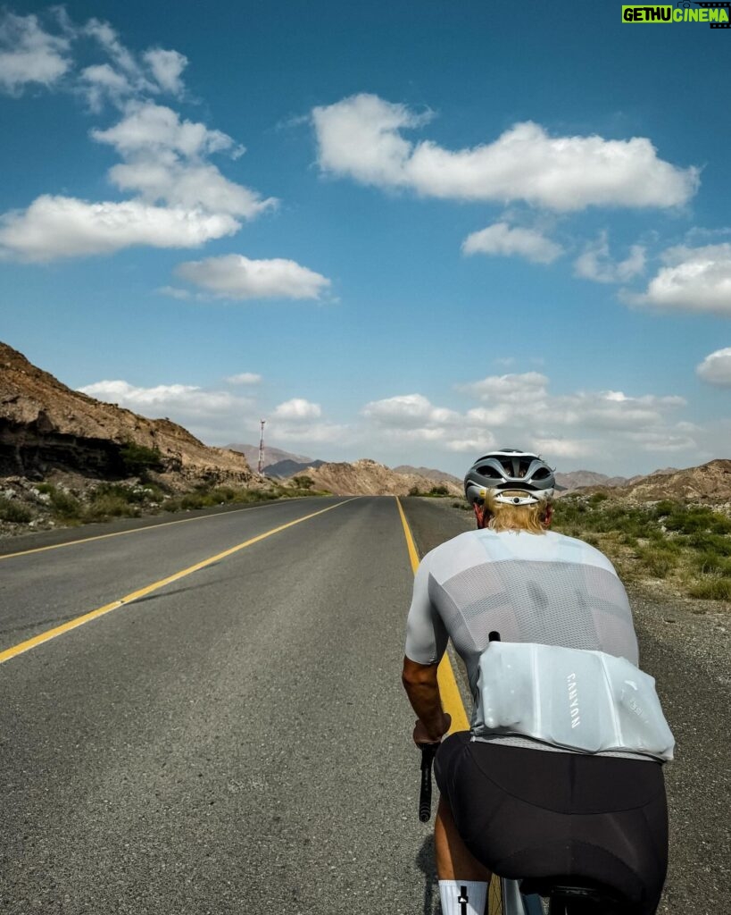 Valtteri Bottas Instagram - Last two days 🚴🏼‍♀️🚴🏼‍♂️ #VB77 #Hatta @canyon @sramroad 📷 @tiffanycromwell & me