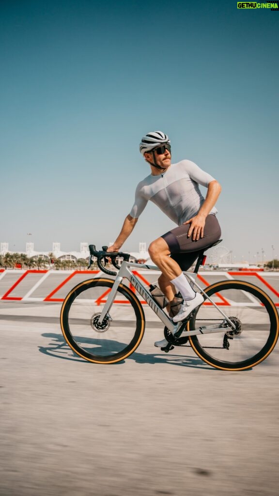 Valtteri Bottas Instagram - Quick spin in the desert with some @stakef1team members on our @canyon bikes 🐪 #VB77 @canyon @sramroad 🎥 @seyaeggler