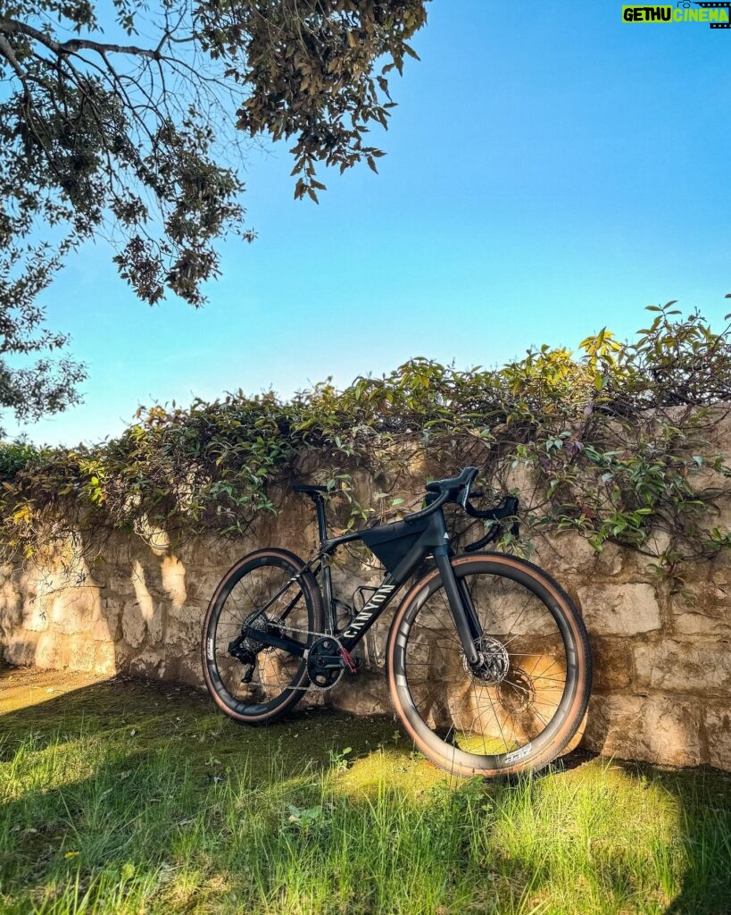 Valtteri Bottas Instagram - Let’s gravel. Weekend for it back home 🚵🏼‍♂️ #VB77