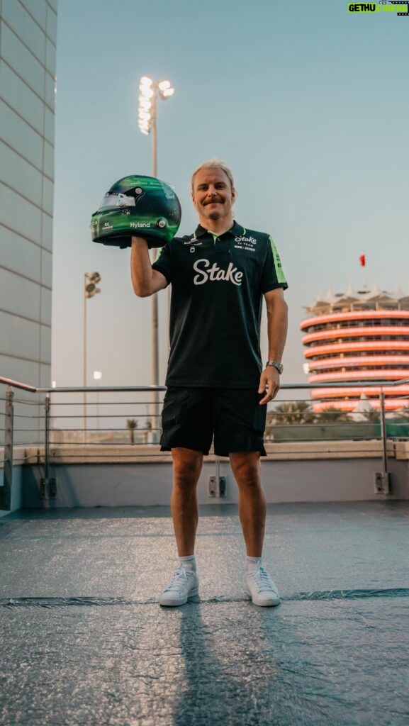 Valtteri Bottas Instagram - Northern lights for 2024 💚 @stilo_official helmet @tiffanycromwell design @danieldesigns.it_italy paint #VB77 #F1 #northernlights #northernstar 🎥 @seyaeggler @stakef1team