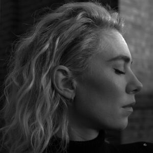 Vanessa Kirby Instagram - @nytimes @netflix #PiecesOfAWoman 7th January