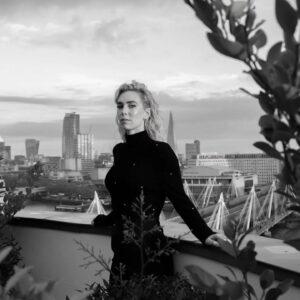 Vanessa Kirby Instagram - @nytimes @netflix #PiecesOfAWoman 7th January